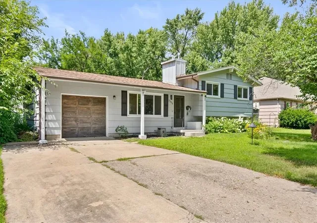 2nd image of 7306 Larsen Ln, Shawnee, KS 66203 | MLS# 2630280
