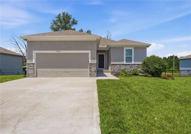Homes for sale in Peculiar, MO | 10202 Siena Dr, Peculiar, MO 64078 | MLS# 2630282