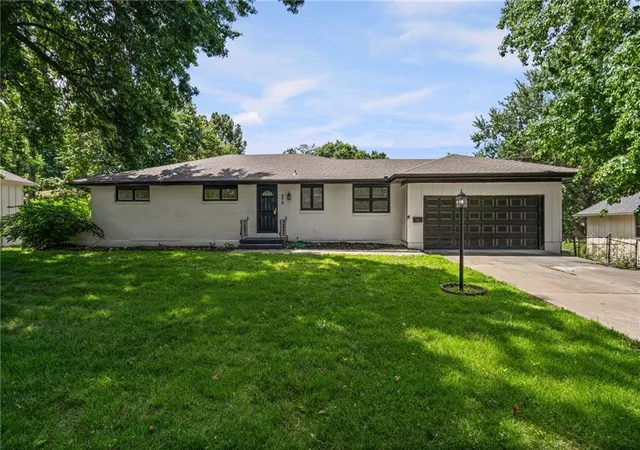 Homes for sale in Raytown, MO | 8819 E 61st St, Raytown, MO 64133 | MLS# 2630300