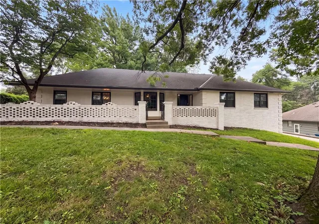 Photo 1 of Single family home for sale at 4321 Nw Briarcliff Ln, Kansas City, MO 64116 | MLS# 2630303 | Listing updated on 2026-09-06