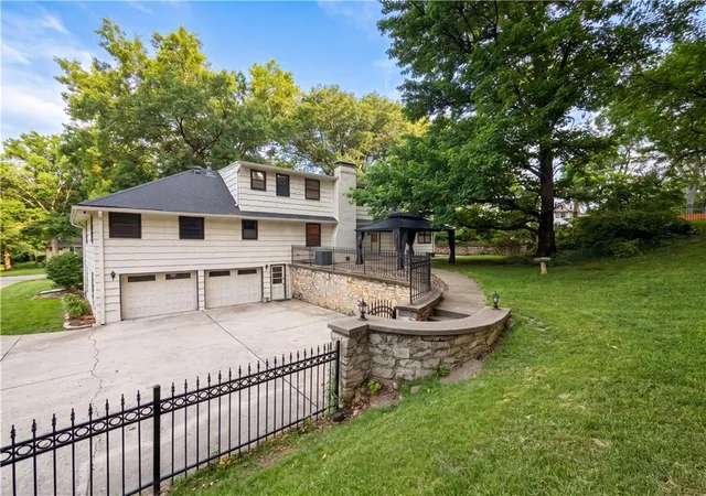 Photo 5 of Single family home for sale at 4321 NW Briarcliff Ln, Kansas City, MO 64116 | MLS# 2630303 | Listing updated on 2026-09-06
