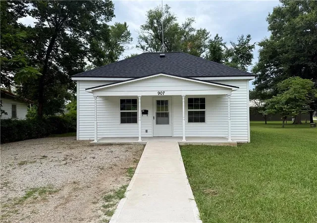 Homes for sale in Rich Hill, MO | 907 E Walnut St, Rich Hill, MO 64779 | MLS# 2630310