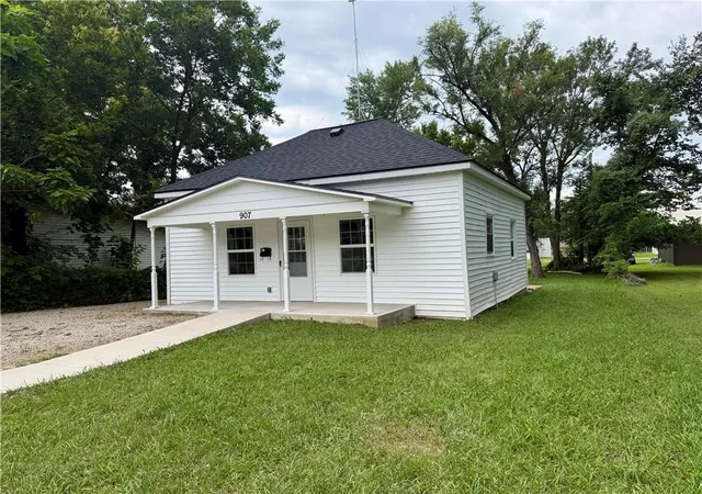 Homes for sale in Rich Hill, MO | 907 E Walnut St, Rich Hill, MO 64779 | MLS# 2630310