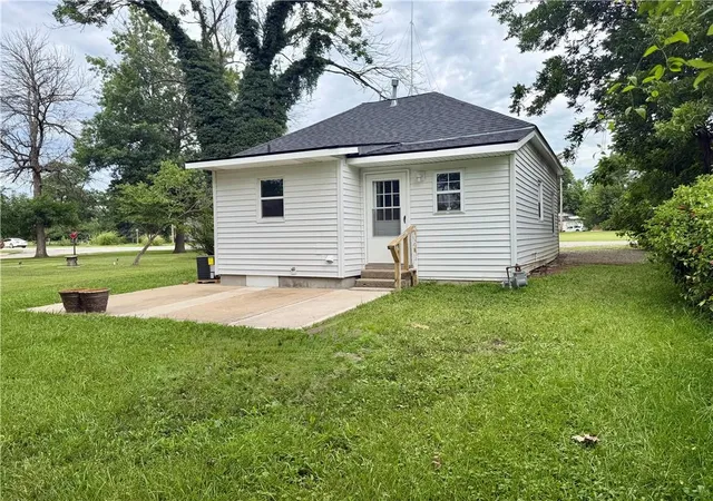 Homes for sale in Rich Hill, MO | 907 E Walnut St, Rich Hill, MO 64779 | MLS# 2630310