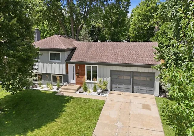 2nd image of 10322 Outlook Dr, Overland Park, KS 66207 | MLS# 2630314