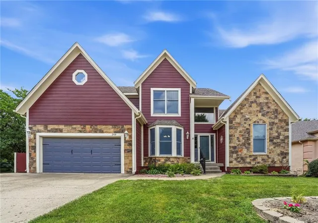 Photo 2 of Sale Pending at 269 N Overlook St, Olathe, KS 66061 | MLS# 2630316 | Listing updated on 2026-09-06
