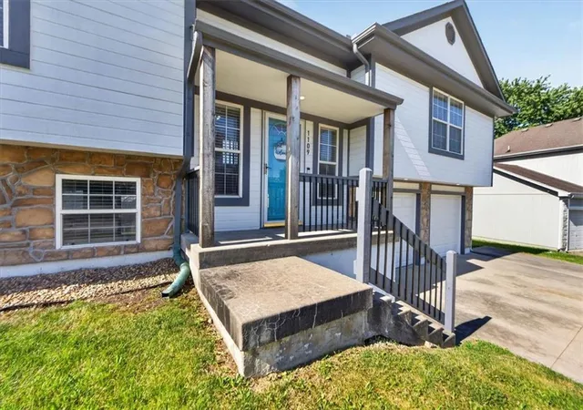 3rd image of 1109 White Oak Ct, Raymore, MO 64083 | MLS# 2630318