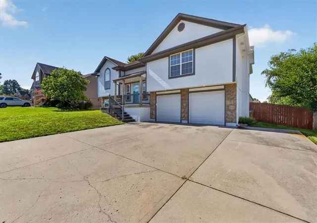 4th image of 1109 White Oak Ct, Raymore, MO 64083 | MLS# 2630318
