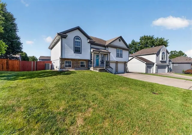 5th image of 1109 White Oak Ct, Raymore, MO 64083 | MLS# 2630318