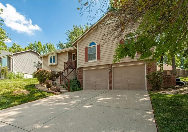 2nd image of 1112 Sw 24Th Street Ct, Blue Springs, MO 64015 | MLS# 2630333