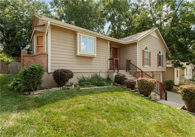 3rd image of 1112 Sw 24Th Street Ct, Blue Springs, MO 64015 | MLS# 2630333