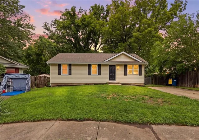 1st image of 15 Brooks Ct, Liberty, MO 64068 | MLS# 2630338
