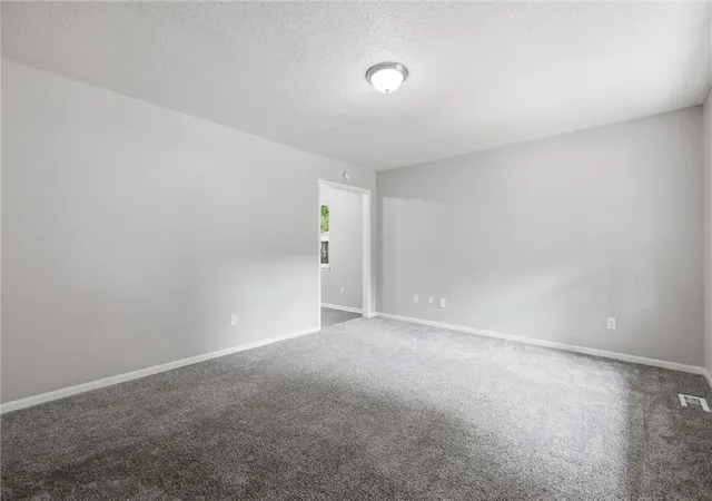 Photo 4 of Single family home for sale at 15 Brooks Ct, Liberty, MO 64068 | MLS# 2630338 | Listing updated on 2026-10-03