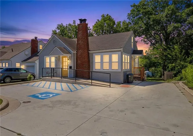1st image of 102 Sw 2nd St, Lee's Summit, MO 64063 | MLS# 2630341