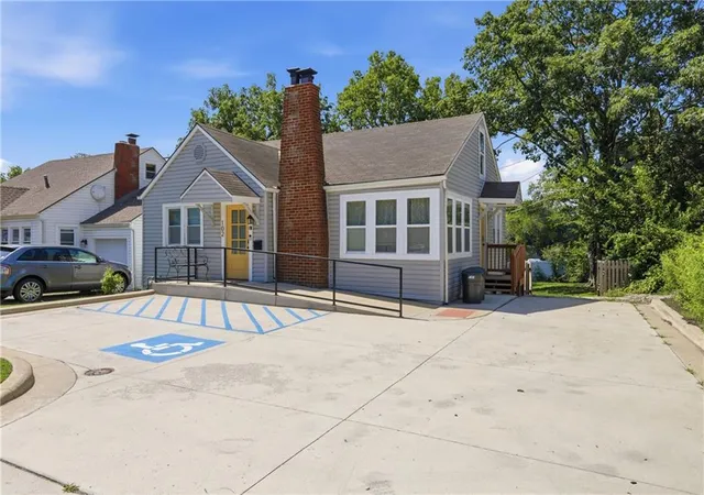 2nd image of 102 Sw 2nd St, Lee's Summit, MO 64063 | MLS# 2630341