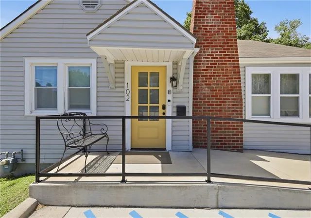 3rd image of 102 Sw 2Nd St, Lee's Summit, MO 64063 | MLS# 2630341