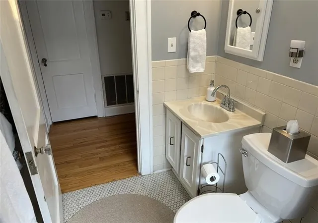 Listing Photo 2 - Condo for sale in building located at 201 W 51st Ter, Kansas City, MO 64112 - Unit #