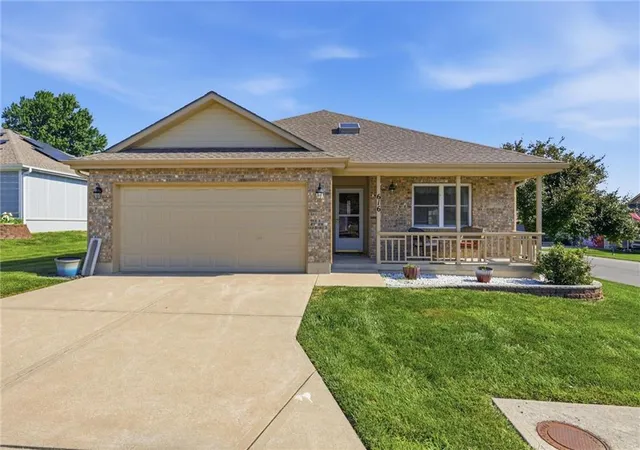 Homes for sale in Raymore, MO | 616 Twilight Dr, Raymore, MO 64012 | MLS# 2630419