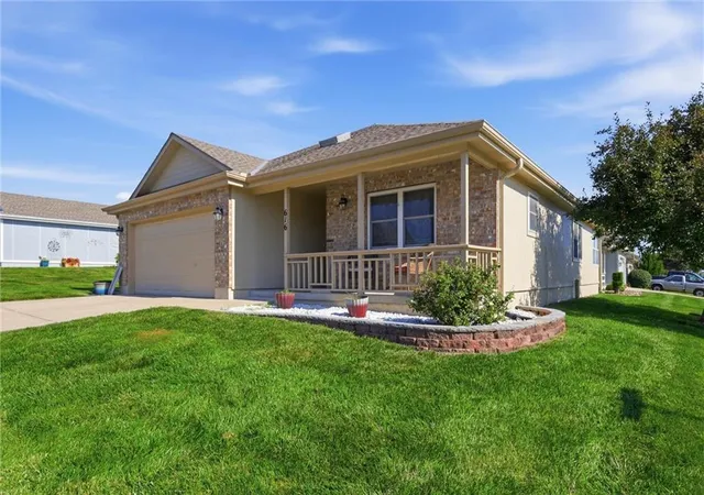 Homes for sale in Raymore, MO | 616 Twilight Dr, Raymore, MO 64012 | MLS# 2630419