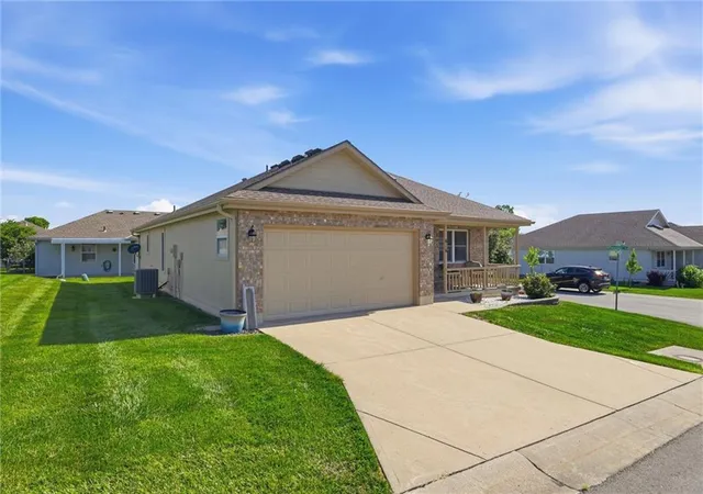 Homes for sale in Raymore, MO | 616 Twilight Dr, Raymore, MO 64012 | MLS# 2630419
