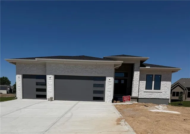 Homes for sale in Shawnee, KS | 6010 Apache Dr, Shawnee, KS 66226 | MLS# 2630423