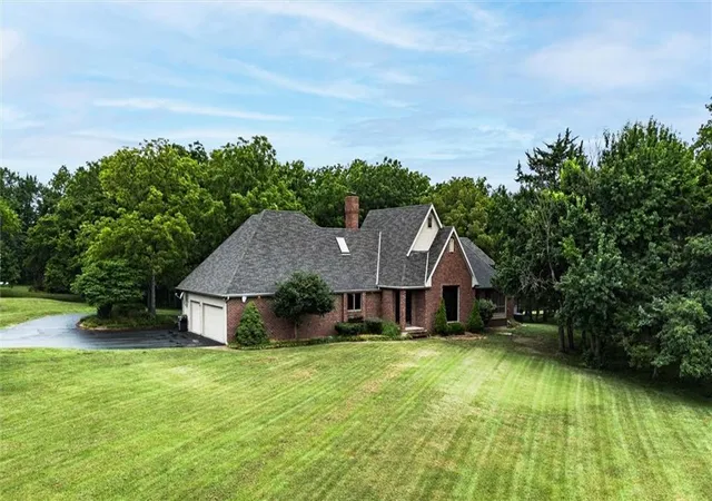 3rd image of 2530 Greenwood Dr, Ottawa, KS 66067 | MLS# 2630424