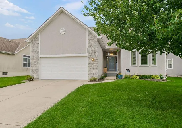 Photo 1 of Sale Pending at 916 Sw Lauren Ct, Lees Summit, MO 64081 | MLS# 2630434 | Listing updated on 2026-07-17