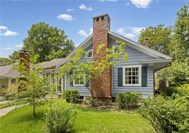 Photo 3 of Single family home for sale at 6024 Oak St, Kansas City, MO 64113 | MLS# 2630439 | Listing updated on 2026-10-04