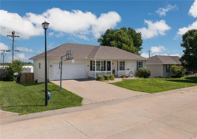 Homes for sale in Cameron, MO | 714 Harris Ln, Cameron, MO 64429 | MLS# 2630449