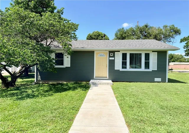 Homes for sale in Nevada, MO | 1402 W Walnut St, Nevada, MO 64772 | MLS# 2630450