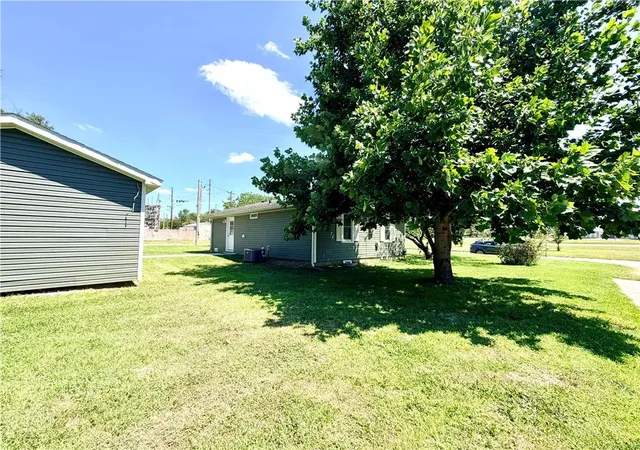 4th image of 1402 W Walnut St, Nevada, MO 64772 | MLS# 2630450