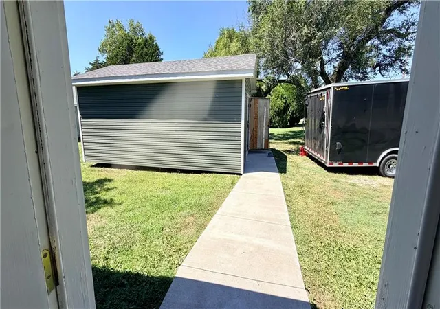 5th image of 1402 W Walnut St, Nevada, MO 64772 | MLS# 2630450