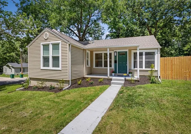 1st image of 143 Grove Ave, Bonner Springs, KS 66012 | MLS# 2630451