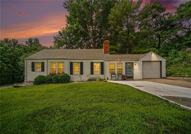 1st image of 8409 Nw Hilltop Rd, Parkville, MO 64152 | MLS# 2630457