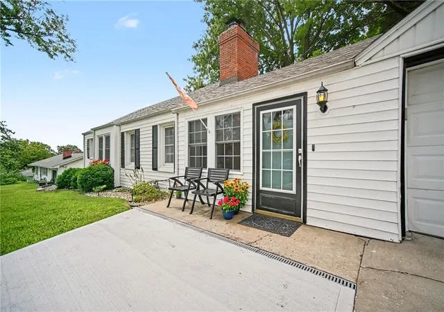 2nd image of 8409 Nw Hilltop Rd, Parkville, MO 64152 | MLS# 2630457