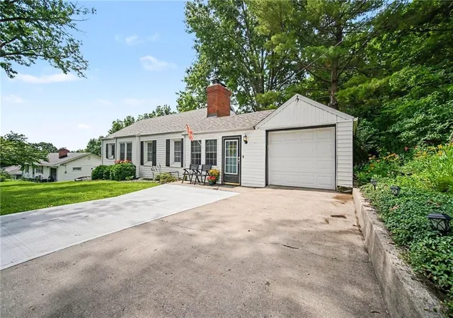 3rd image of 8409 Nw Hilltop Rd, Parkville, MO 64152 | MLS# 2630457