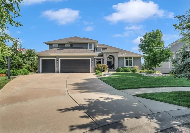 2nd image of 11901 W 160Th Pl, Overland Park, KS 66221 | MLS# 2630470