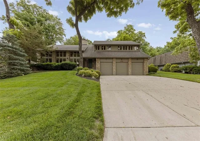Homes for sale in Leawood, KS | 12503 Overbrook Rd, Leawood, KS 66209 | MLS# 2630475
