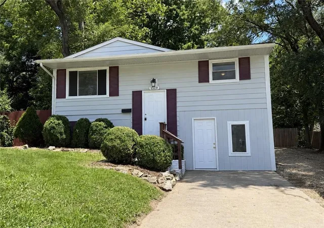 Photo 1 of Sale Pending at 1519 N Geronimo Dr, Independence, MO 64058 | MLS# 2630490 | Listing updated on 2026-08-27