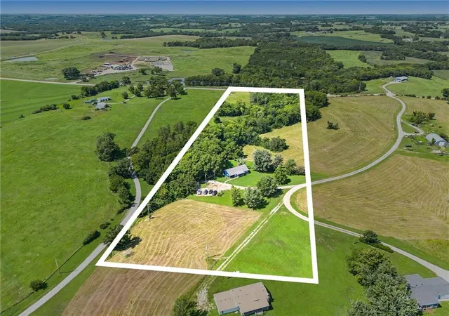 2nd image of 9241 Hamm Dr, Oskaloosa, KS 66066 | MLS# 2630500