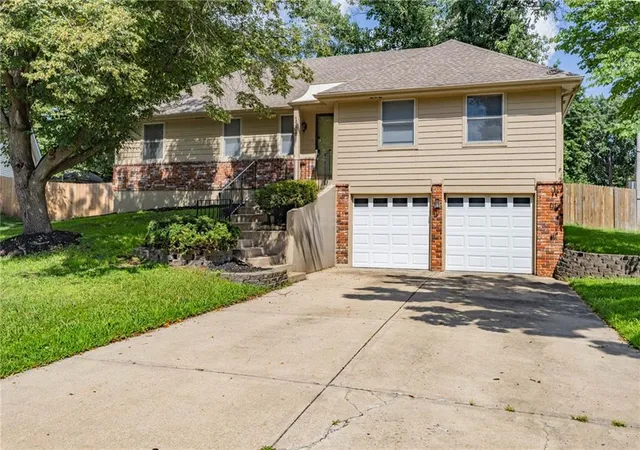2nd image of 1308 S Apache Ct, Olathe, KS 66062 | MLS# 2630502