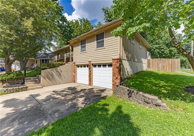 3rd image of 1308 S Apache Ct, Olathe, KS 66062 | MLS# 2630502