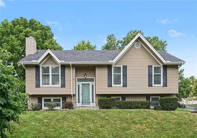 Photo 2 of Sale Pending at 8626 N Wayland Ave, Kansas City, MO 64153 | MLS# 2630505 | Listing updated on 2026-08-26
