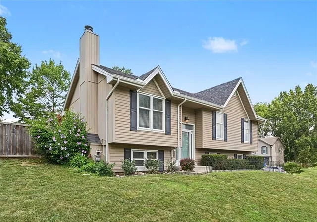 Photo 3 of Sale Pending at 8626 N Wayland Ave, Kansas City, MO 64153 | MLS# 2630505 | Listing updated on 2026-08-26