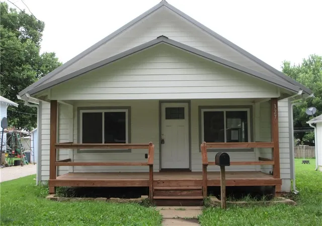 Homes for sale in Garnett, KS | 327 W 9th Ave, Garnett, KS 66032 | MLS# 2630522