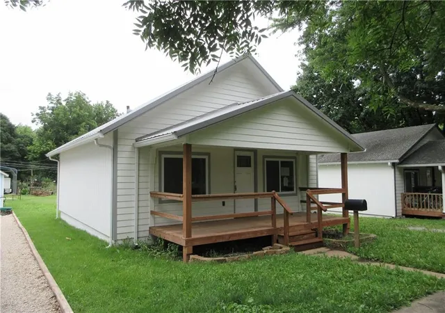 Homes for sale in Garnett, KS | 327 W 9th Ave, Garnett, KS 66032 | MLS# 2630522