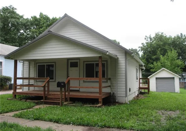 Homes for sale in Garnett, KS | 327 W 9Th Ave, Garnett, KS 66032 | MLS# 2630522