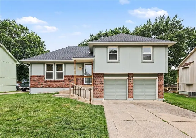 Photo 1 of Single family home for sale at 605 Se Westwind Dr, Lee's Summit, MO 64063 | MLS# 2630536 | Listing updated on 2026-10-15