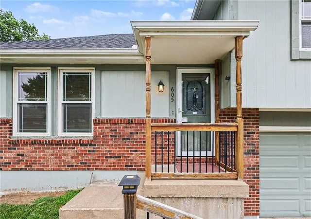Photo 2 of Single family home for sale at 605 Se Westwind Dr, Lee's Summit, MO 64063 | MLS# 2630536 | Listing updated on 2026-10-15