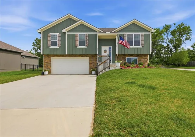 Homes for sale in Grain Valley, MO | 900 Crestwood Dr, Grain Valley, MO 64029 | MLS# 2630540